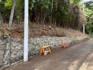 道路沿い法面（のりめん／斜面）の草刈り・伐採作業